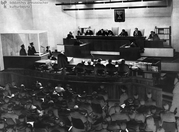 Adolf Eichmann hinter Panzerglas während des Prozesses in Jerusalem (1961)